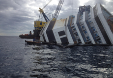 
			Technici vyzvedávají vrak výletní lodi Costa Concordia