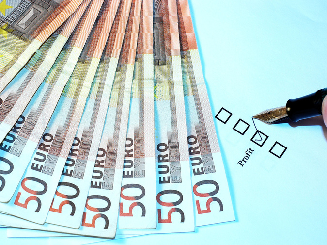 Rychlý růst platů. Pojišťovnictví ve žlutém trikotu