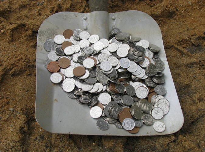 Téměř pětina populace neušetří měsíčně ani korunu 