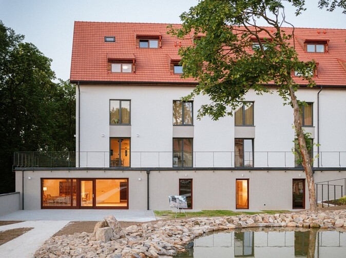 Pojišťovny investují do dostupné péče: Pořizují domov pro seniory v Tmani 