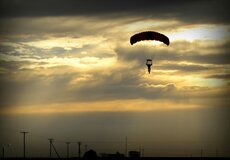 Video: Letoun poškodil paraglidistce padák. Zázračně přežila