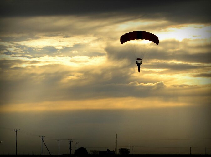 Video: Letoun poškodil paraglidistce padák. Zázračně přežila