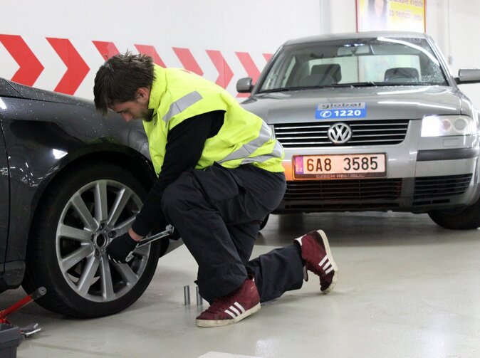 V zimě přibývá defektů pneumatik. 15-20 % řidičů  jezdí na nevhodných gumách
