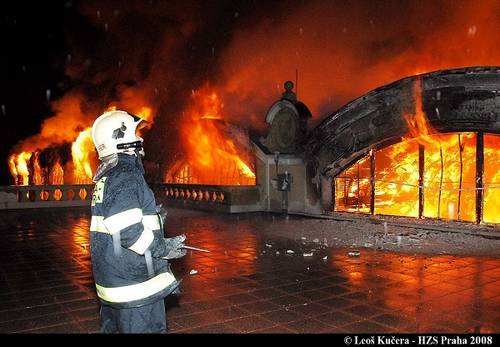 požár průmyslového paláce hasiči v akci