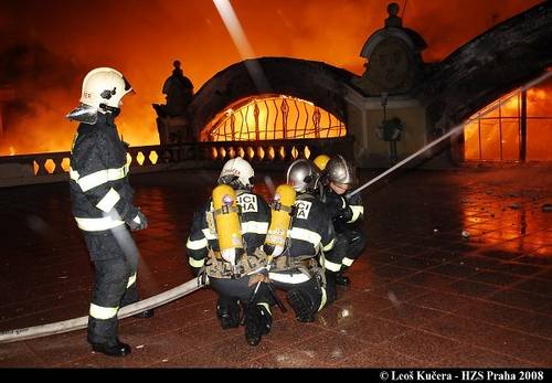 požár průmyslového paláce hasiči v akci