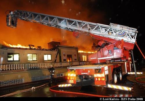 požár průmyslového paláce hasiči v akci