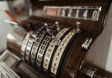 2025: Aegon vykázal provozní zisk 11 %. Skupina Zurich měla dobrý rok