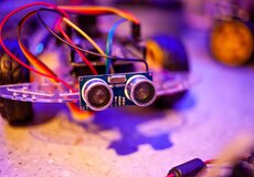 AI při nákupech věří pětina lidí. Důvěrou už překonala rodinu a známé