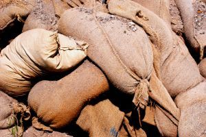 Irene zeslábla na tropickou bouři, New York má nejhorší za sebou