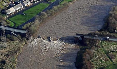 Povodňové škody ve Velké Británii rostou do miliónů