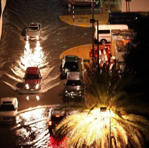 Záplavy v poušti. Emiráty a Saúdská Arábie bojují s velkou vodou