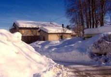 
			Připadlo až 20 centimetrů, sníh zastavil vlaky