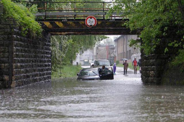Bouře, záplavy a slabá zemětřesení zasáhly Rumunsko 