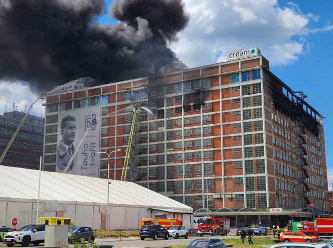 Video: Požár ve Zlíně zničil sklad Vasky. Škody půjdou do desítek milionů