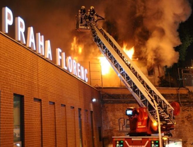 Shořela drážní budova vedle autobusového nádraží Florenc