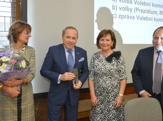 Asociace českých pojišťovacích makléřů ocenila dlouholeté členy prezidia