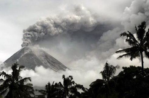 Allianz zaplatí klientům za zpožděné lety kvůli sopečnému prachu  