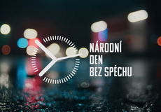 Česko se symbolicky zpomalí. Orloj odbije 130krát za oběti rychlé jízdy 