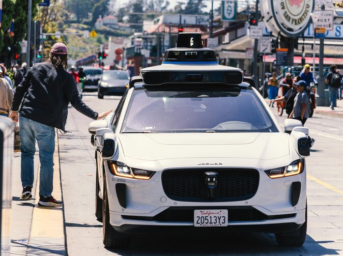 Platformy autonomních taxíků se tlačí do Velké Británie… příliš brzy