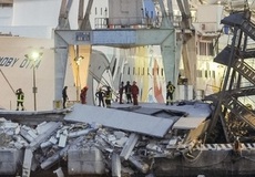 Loď narazila v janovském přístavu do řídící věže, sedm mrtvých