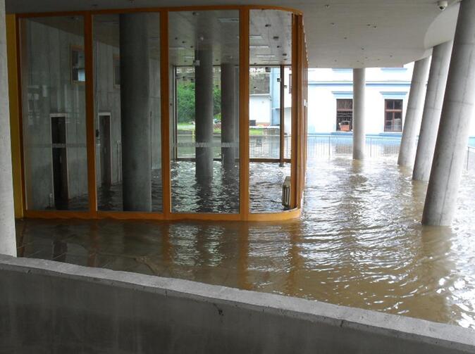 V Děčíně ochránili městskou knihovnu tím, že ji řízeně zatopili