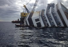 Technici vyzvedávají vrak výletní lodi Costa Concordia