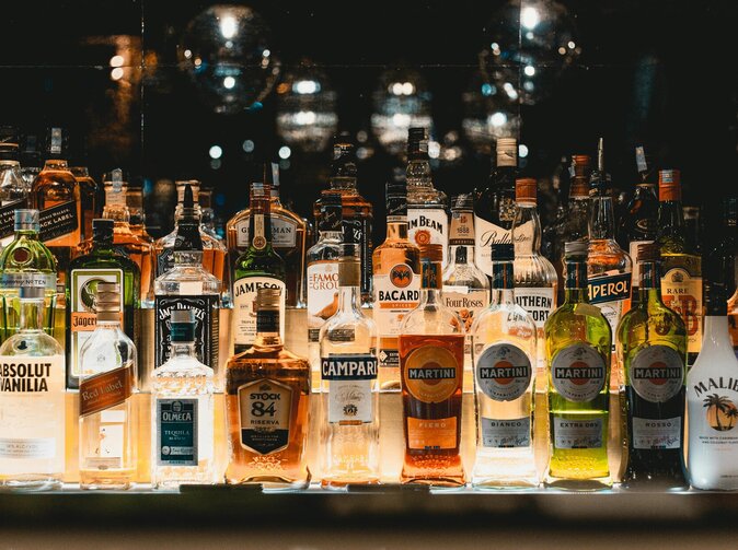 Třetina mladých pije pravidelně alkohol