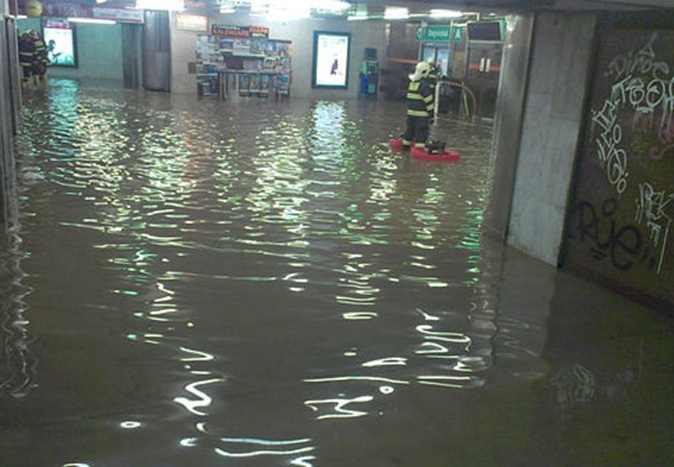 Stanice metra Dejvická je pod vodou