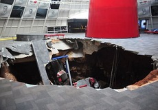 Osm unikátních historických vozů se v muzeu Corvette propadlo do jámy