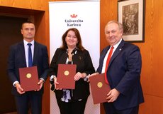 Univerzita Karlova podepsala memorandum se Slavia pojišťovnou