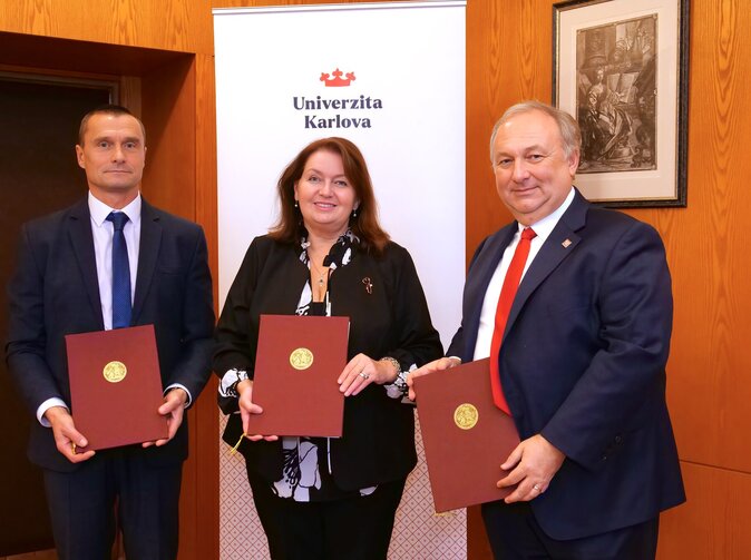 Univerzita Karlova podepsala memorandum se Slavia pojišťovnou
