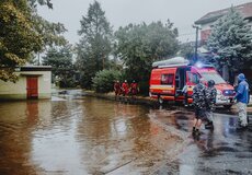 Když voda poškodí bytový dům. Kdy platí soused, kdy SVJ a kdy pojišťovna