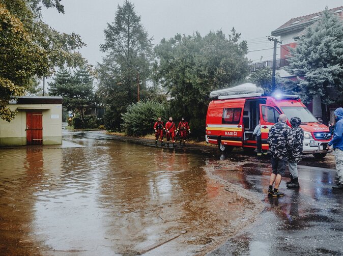 Když voda poškodí bytový dům. Kdy platí soused, kdy SVJ a kdy pojišťovna