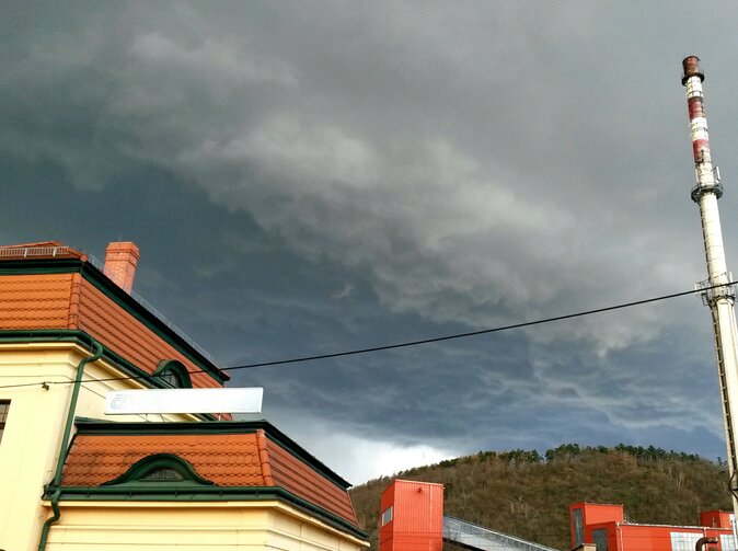 Větrná smršť ochromila severní Čechy a způsobila škody za miliony