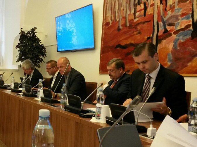 Slabiny Šinclova návrhu k novele 38, poslanci projednali se zástupci pojišťoven a zprostředkovatelů