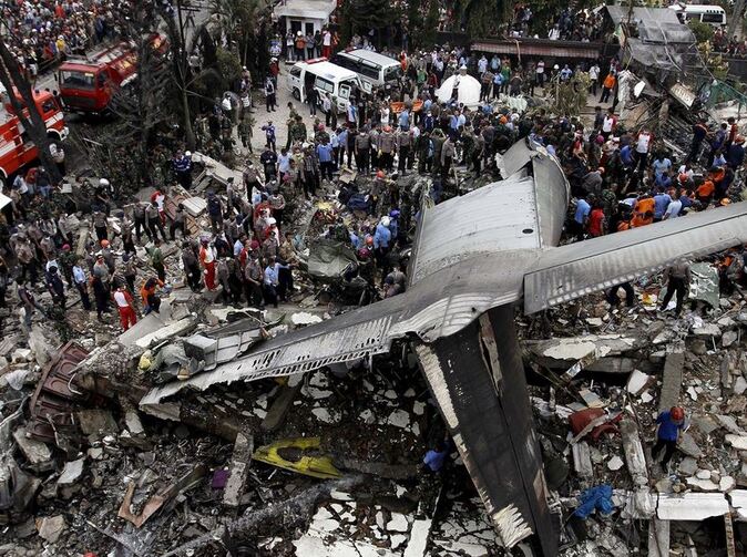 Na Sumatře se zřítil vojenský letoun do obydlené oblasti
