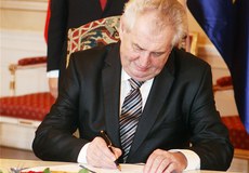 Prezident podepsal novelu zákona o pojišťovacích zprostředkovatelích