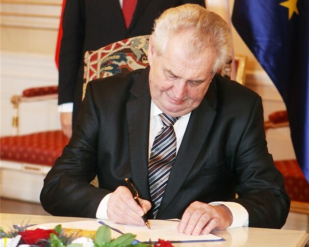 Prezident podpisem stvrdil zákon o pojištění cestovních kanceláří	