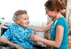 Přání dožít doma lze splnit díky mobilním hospicům