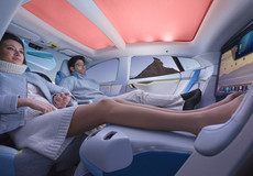 Etická otázka: Koho má autonomní auto při nehodě upřednostnit?
