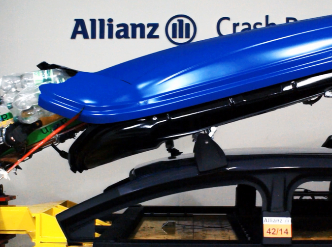 Před cestou na chalupu nezapomeňte správně zajistit náklad, varují crash testy Allianz