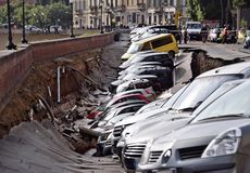 Ve Florencii se zřítila část vozovky i s dvaceti automobily