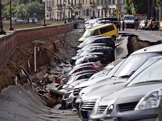 Ve Florencii se zřítila část vozovky i s dvaceti automobily