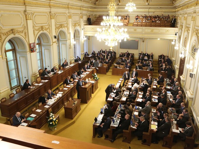 Novela zákona 38 postupuje do třetího čtení. Zákon o pojišťovnictví ho následuje