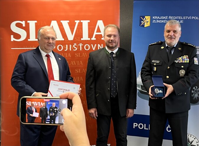 Slavia a Policie ČR ocenily muže, který na Zlínsku našel ztracenou seniorku 1 Slavia a Policie ČR ocenily muže, který na Zlínsku našel ztracenou seniorku 1