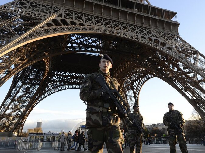 Francie zvyšuje daň z pojištění. Peníze půjdou na fond pro oběti terorizmu.