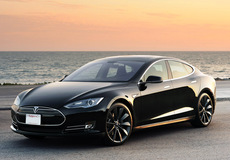 Automobilka Tesla nabídne vlastní pojištění. Spojila se s AXA a QBE.