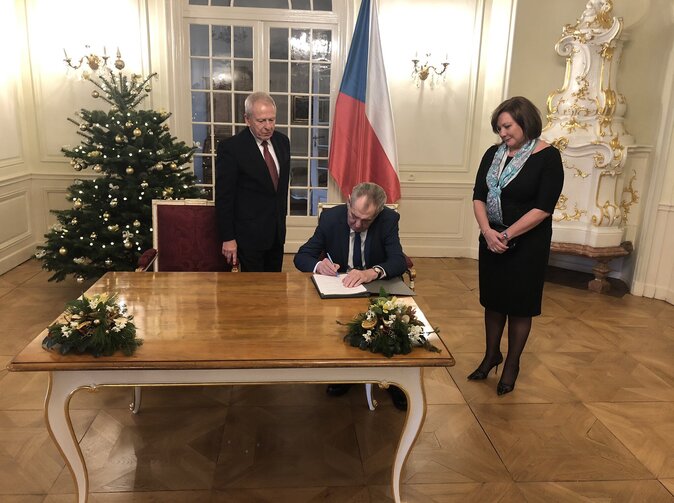 Dobojováno. Daňový balíček podepsal prezident Miloš Zeman