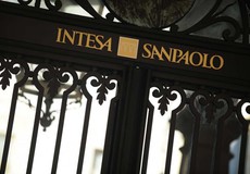 
			Intesa Sanpaolo zamítla spojení s Generali