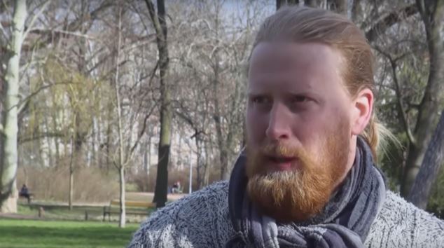 Pomáhal lidem z nevýhodných „investiček“. Po sérii výhrůžek však skončil.